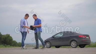 男人试驾车，两个男人成交。 男卖家司机造车车险慢动作视频销售二手